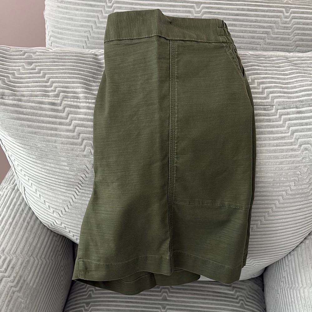Lane Bryant Olive Green Shorts w/Elastic Waistband.Deep Front Pockets.Size 14/16